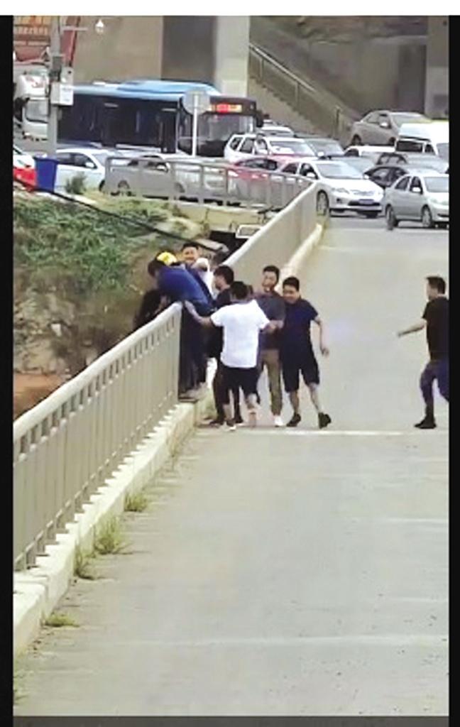 ▲合力救下轻生女子