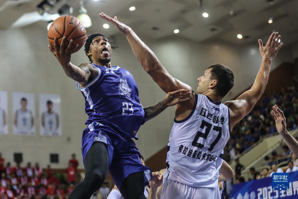7月9日，辽宁益胜队球员洛夫顿（左）在比赛中上篮。新华社记者 潘昱龙 摄