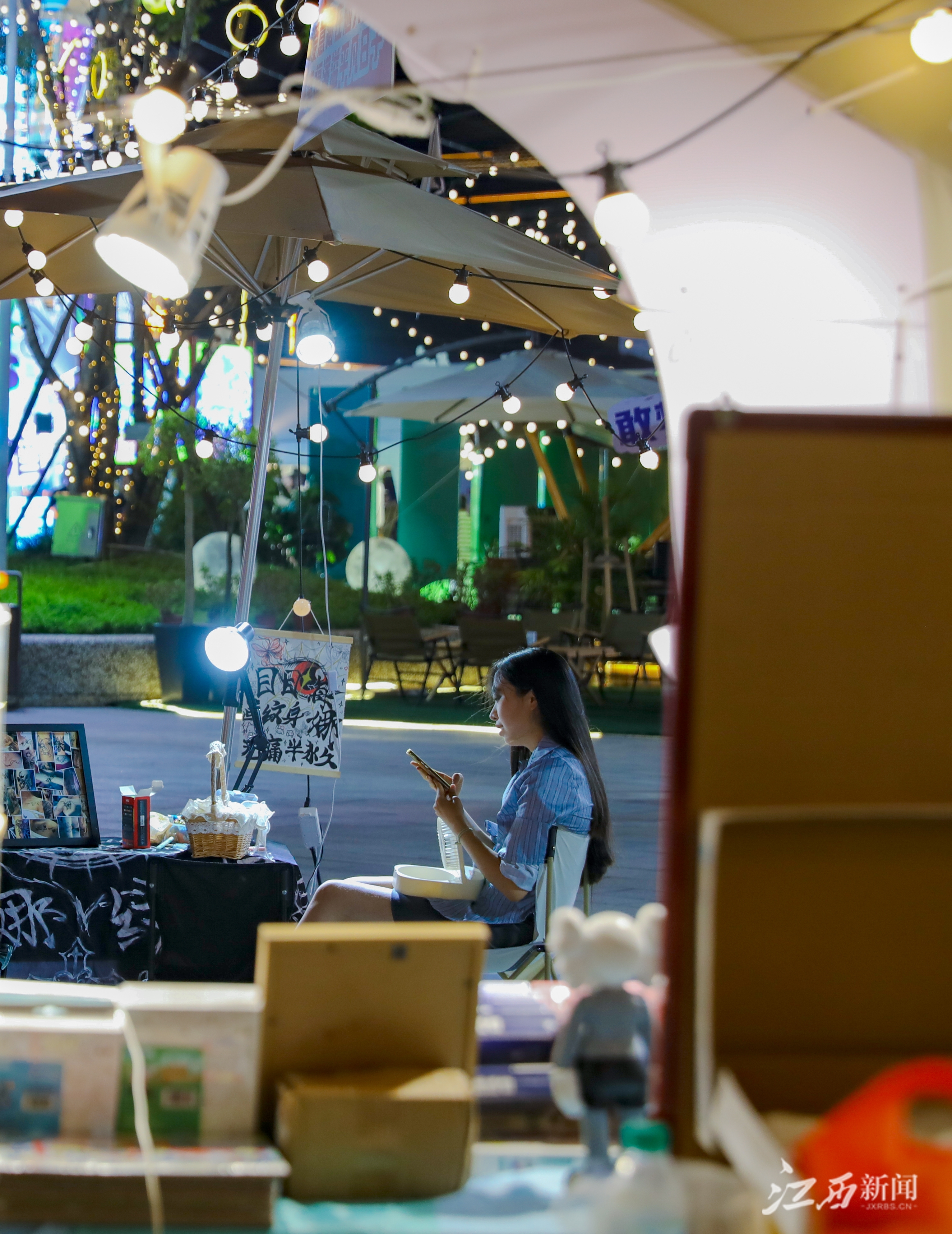 ▲摆摊,体验生活。