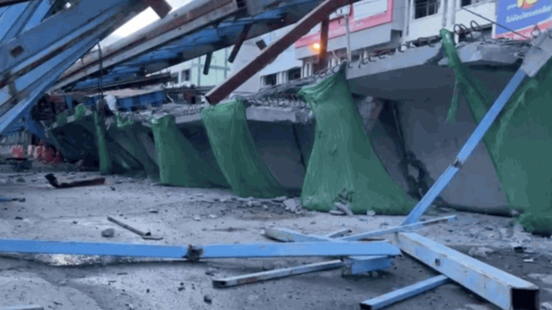 泰国曼谷一在建高架桥发生垮塌，已造成2人死亡，约10人受伤