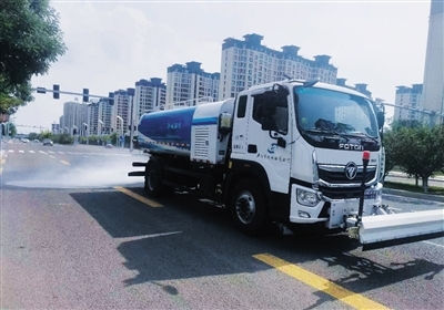 平城区环卫中心清洗路面 杨昱郁 摄