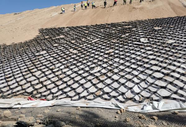 △尾料堆边坡高团粒客土造基