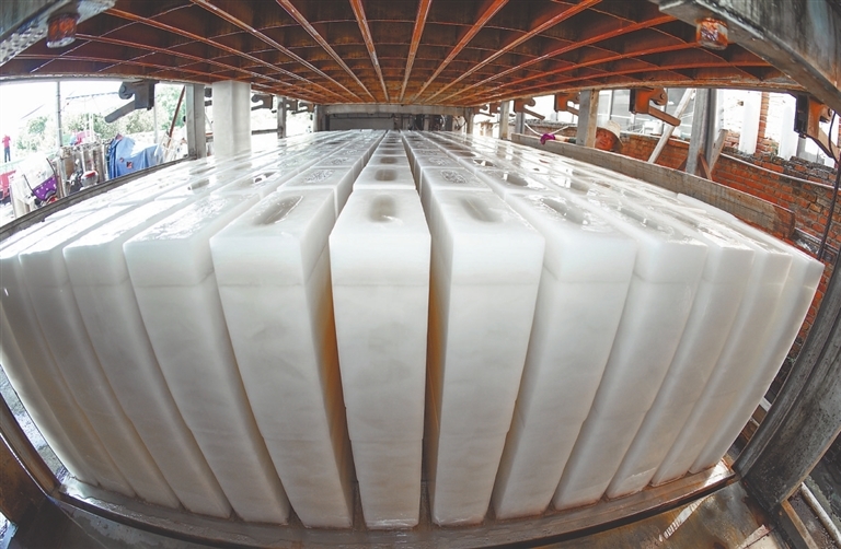 南昌县：夏日“冰工厂” 日均产冰300余块（图）