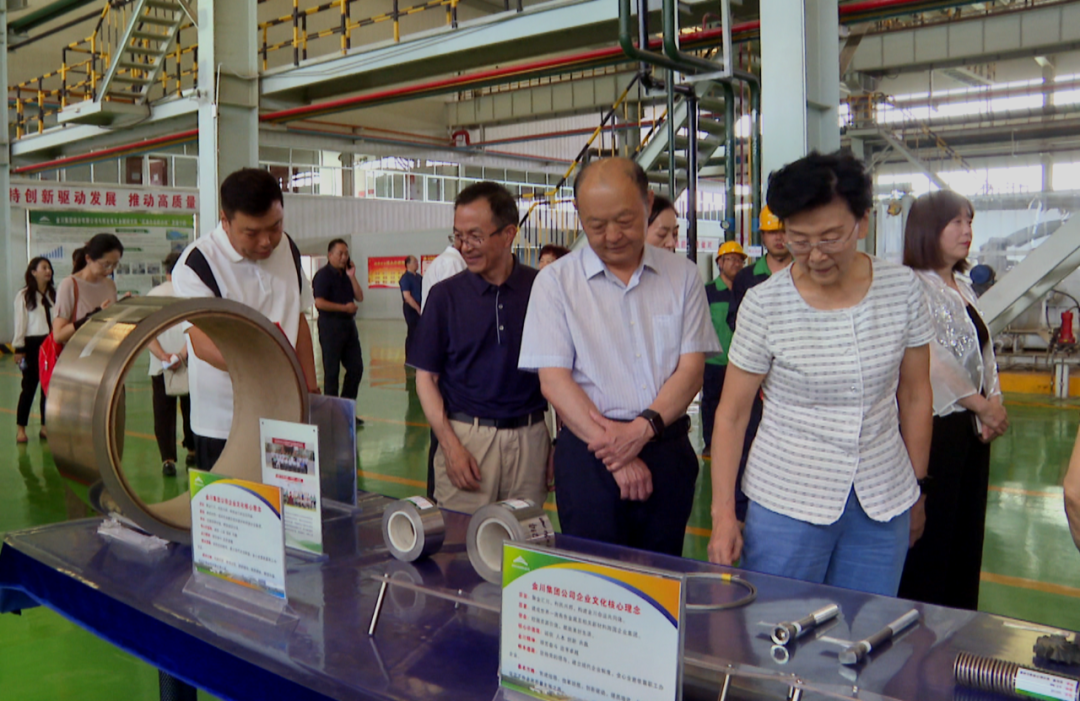 老领导们在镍合金公司参观考察 王肃涵 摄