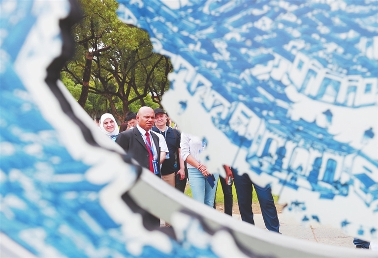 六月十七日，驻华使节在陶阳里御窑景区参观，探寻景德镇闻名天下的“密码”。