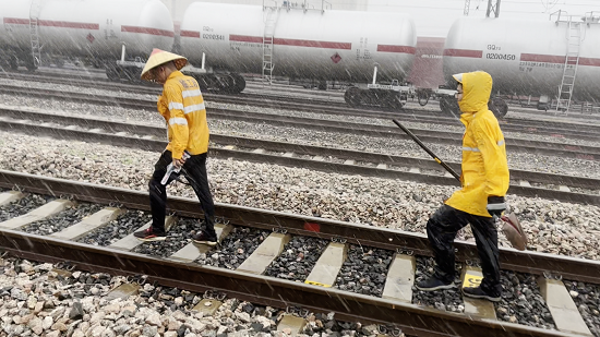 暴雨来袭!1300名铁路工人闻讯而动保障运输畅通
