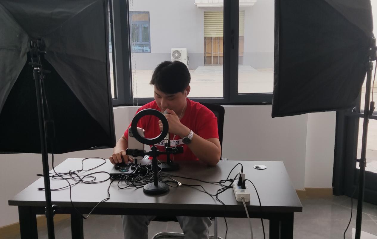 浚县乡村振兴共富示范园新媒体电商中心主播正在直播