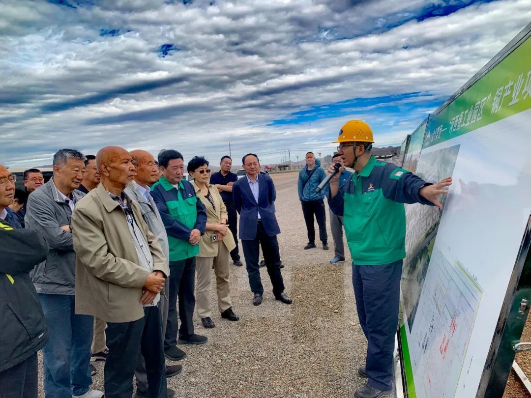 老领导们在金川铜冶炼工艺技术提升项目现场听取项目介绍 王杨 摄