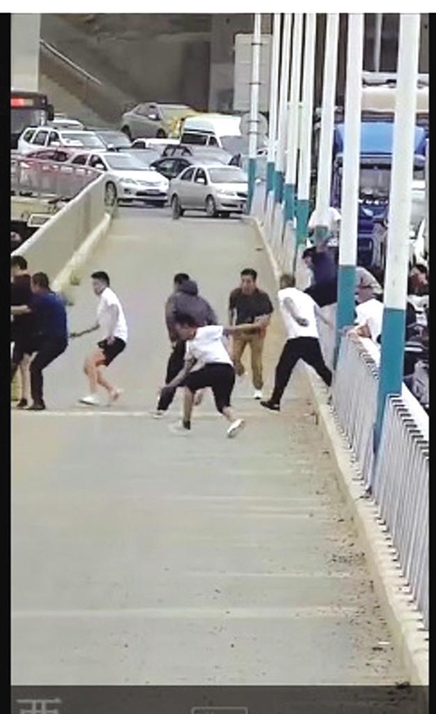 ▲众人纷纷冲上前去