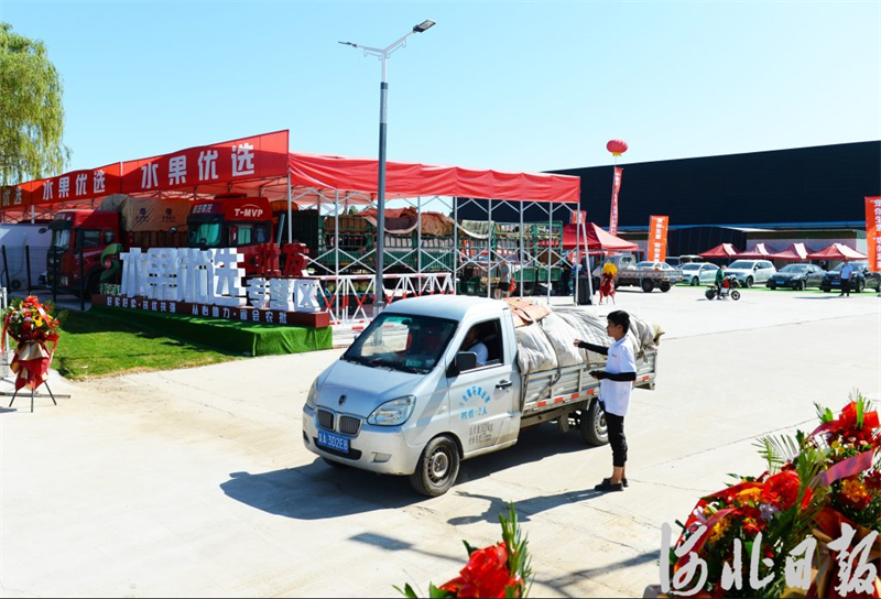 7月8日，一辆前来采购水果的货车驶出中联农（石家庄）国际水果物流园。