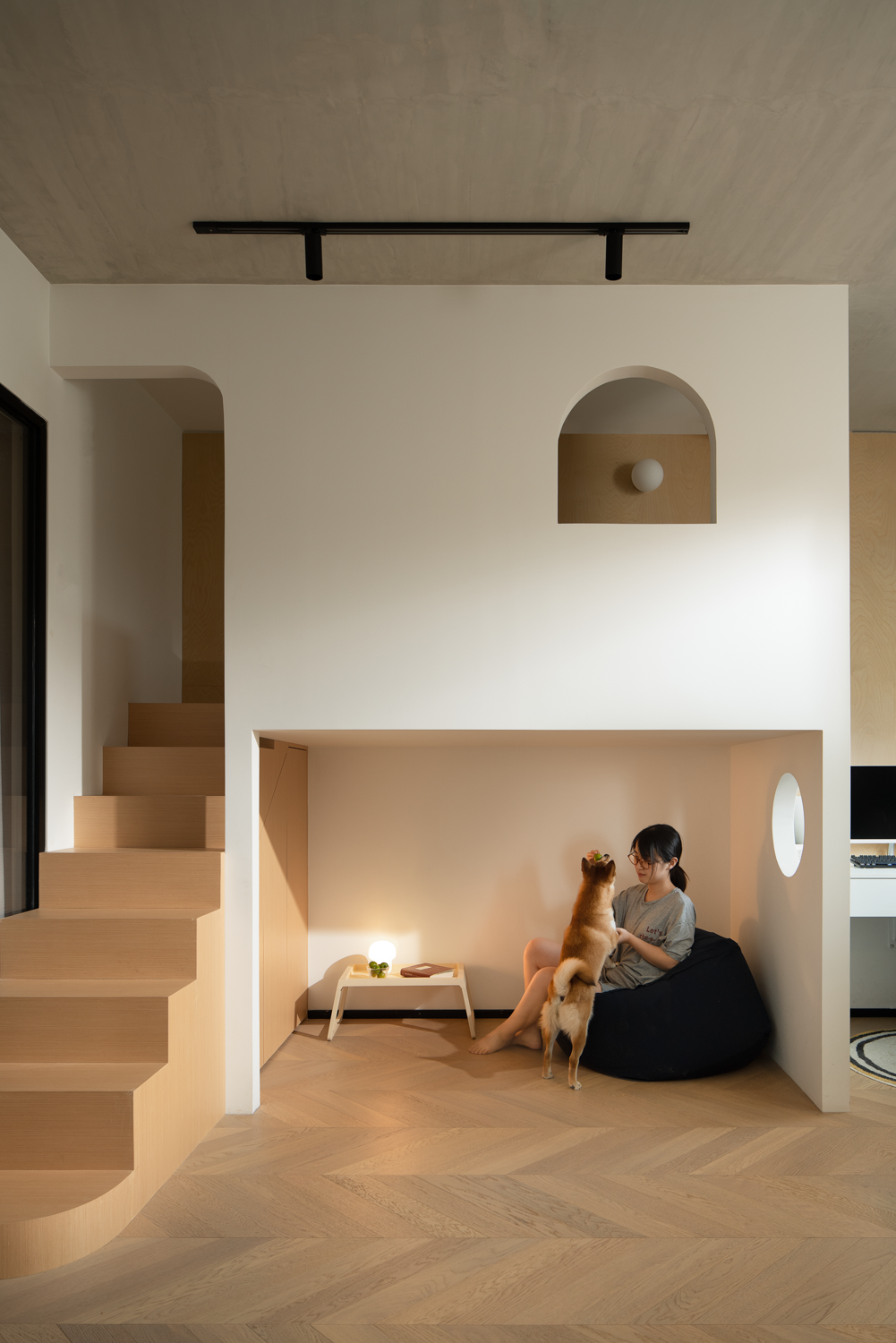 靠卫生间“破局”,80㎡小屋改造后显大一倍,小柴犬自由奔驰!