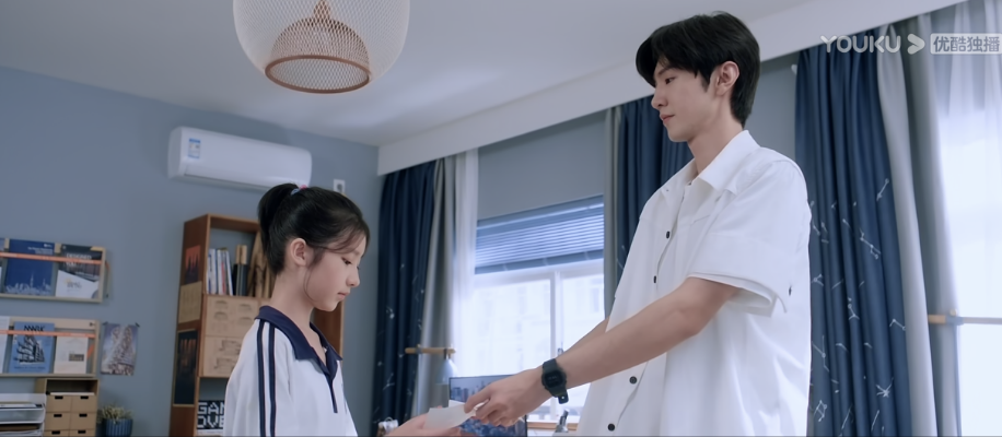 上初二的女主桑稚和上大一的男主段嘉许