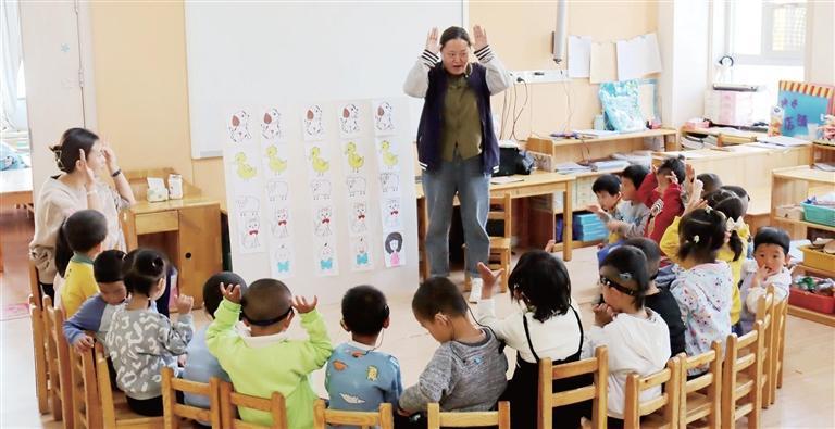 为听障儿童进行康复训练