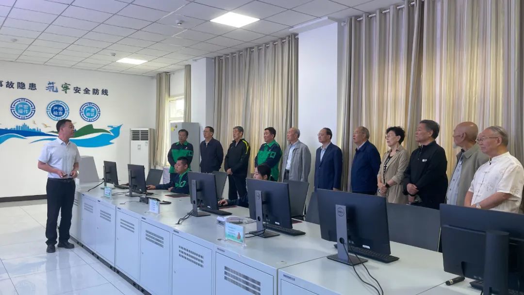 老领导们在氨碱源化工公司听取金川集团千亿级化工产业规划汇报 王肃涵 摄