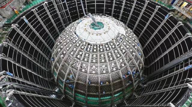 江门中微子实验装置建设“上新”中心探测器有机玻璃球完成赤道层安装