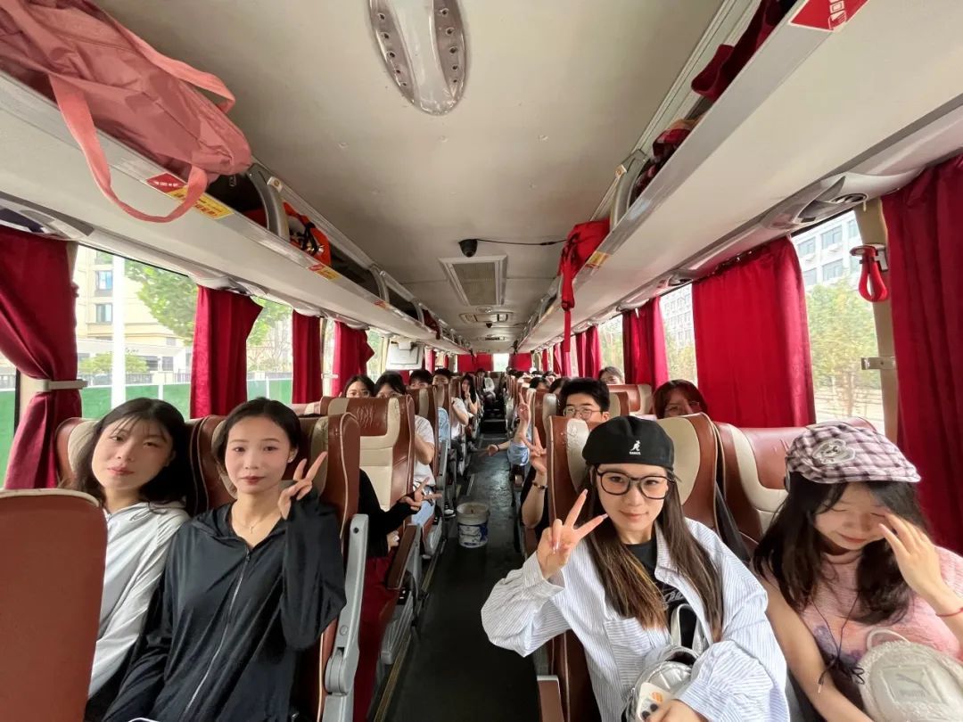 同学们乘坐大巴车从学校前往郑州高铁站