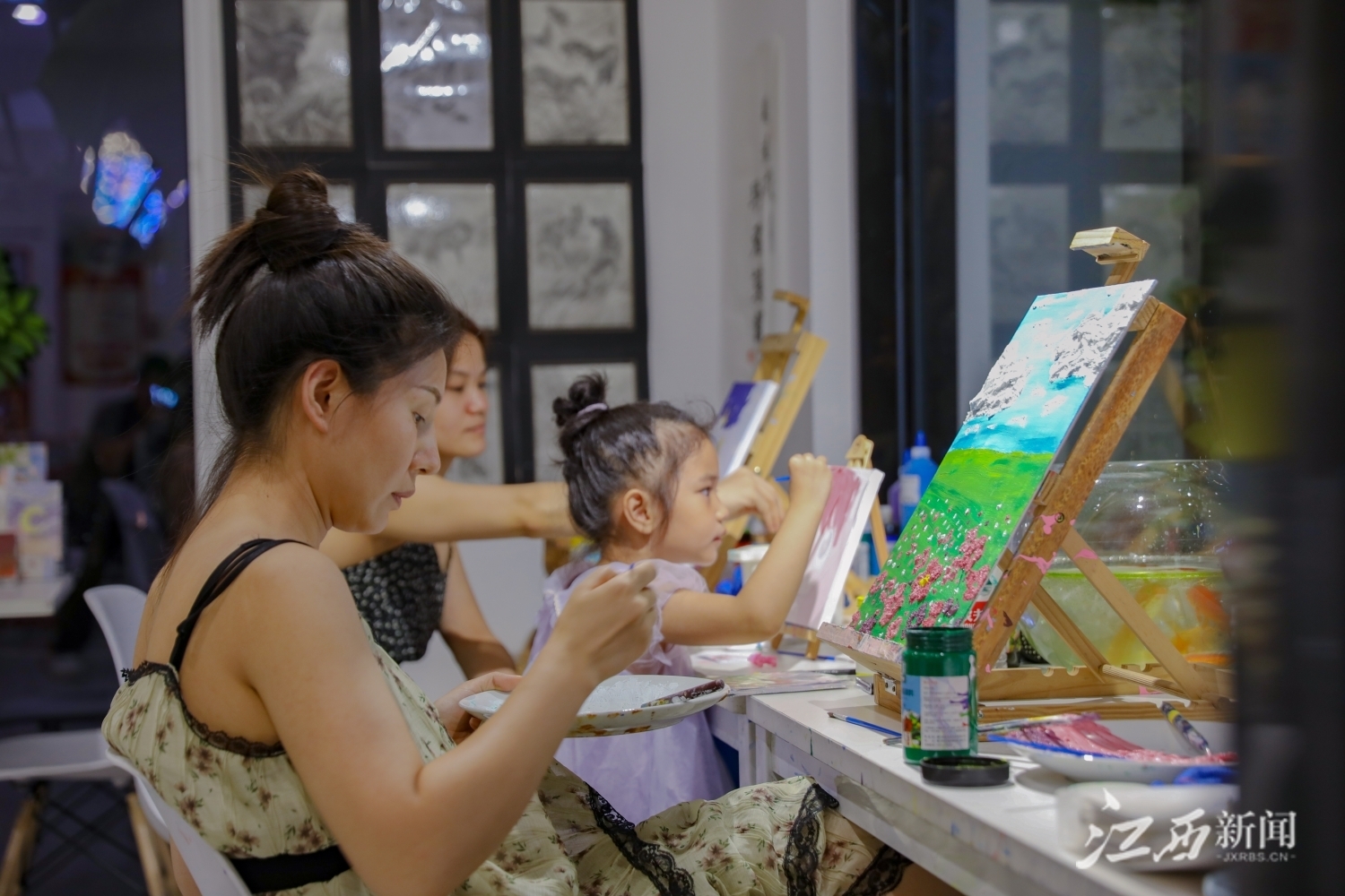 ▲市民在场馆中绘画。