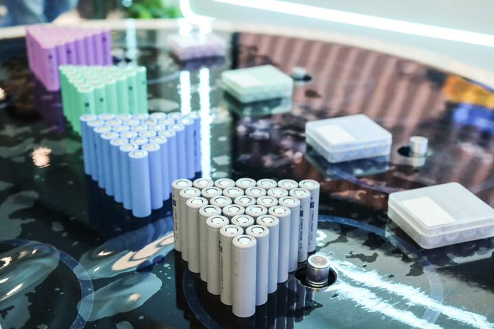 这是6月27日在甘肃省金昌经济技术开发区拍摄的一家企业生产的电池。新华社记者 马希平 摄