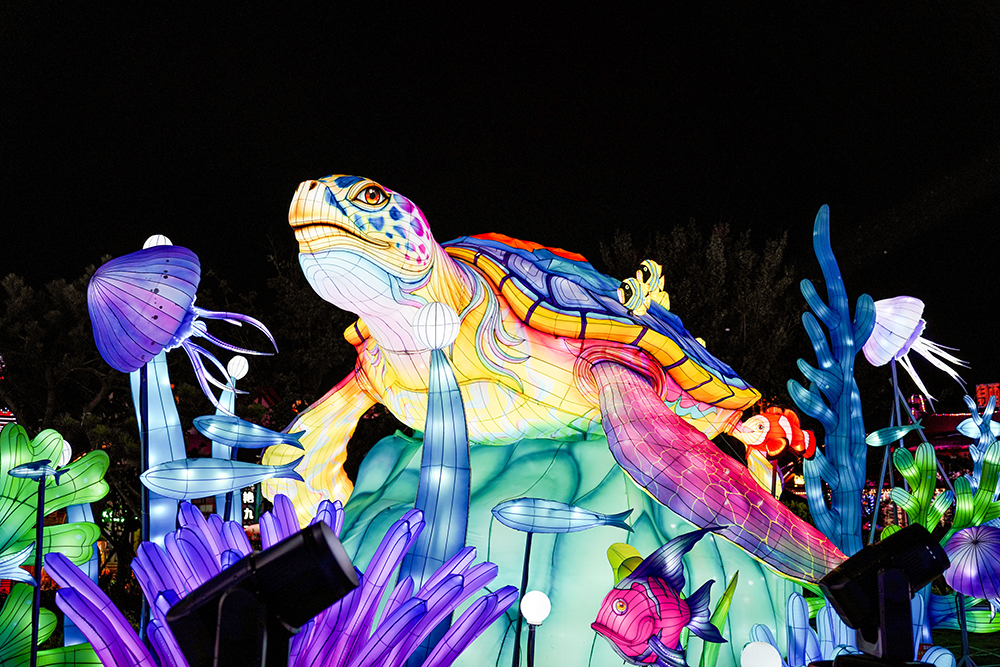 走进青岛西海岸新区金沙滩啤酒城,沉浸式体验炫彩光影世界