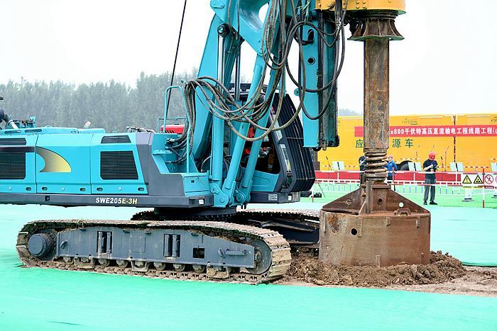 回旋钻机开挖桩坑 （刘铎 摄）