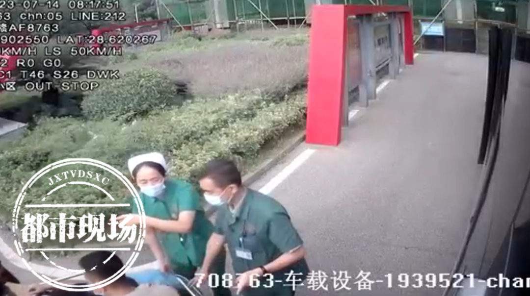 乘客突发疾病 南昌一公交车7分钟生死营救