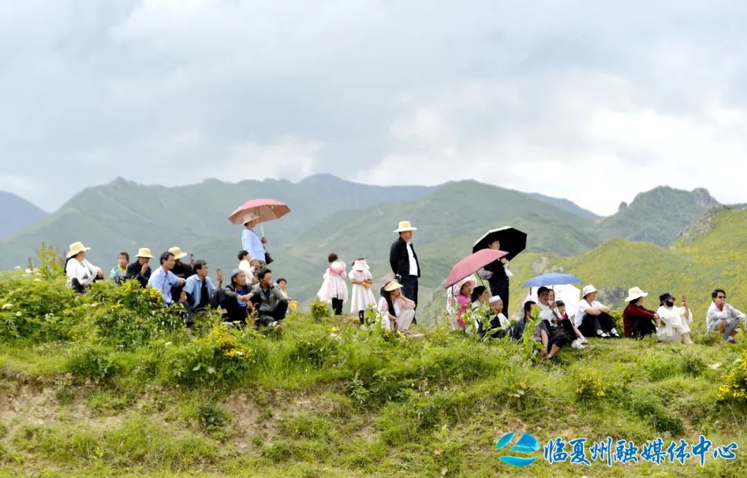 △ 在群众观看文艺节目