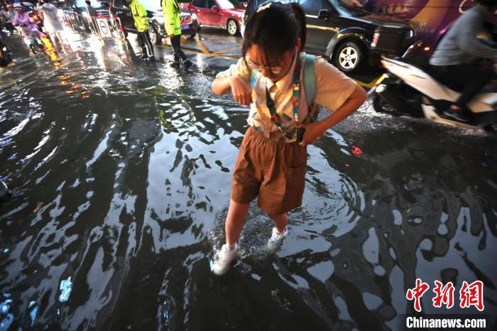 南京启动防汛IV级应急响应:多地水深淹没膝盖汽车“如行船”