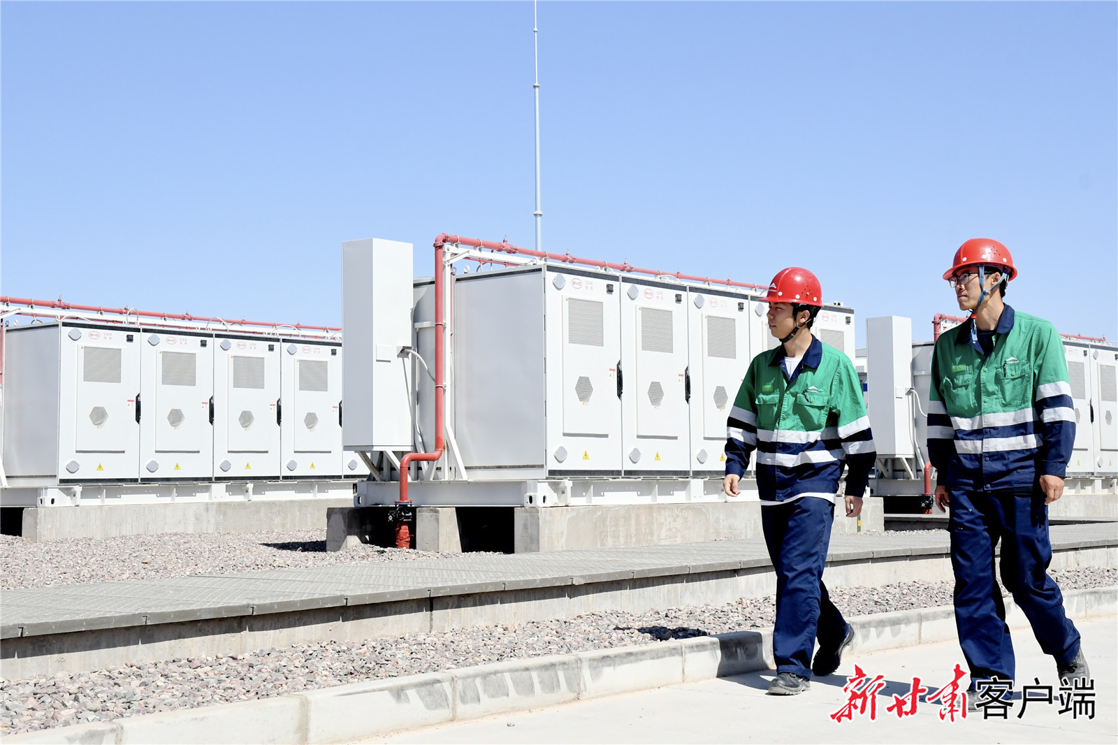 两名职工在储能仓区域巡检