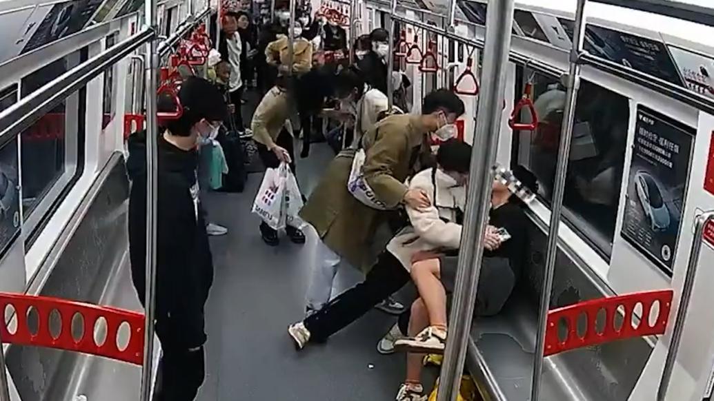 00后男生地铁勇阻男子行凶，登全国见义勇为榜