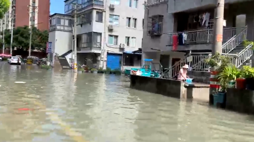 暴雨夜袭嘉善，居民家中大面积进水，木地板、冰箱都被泡坏