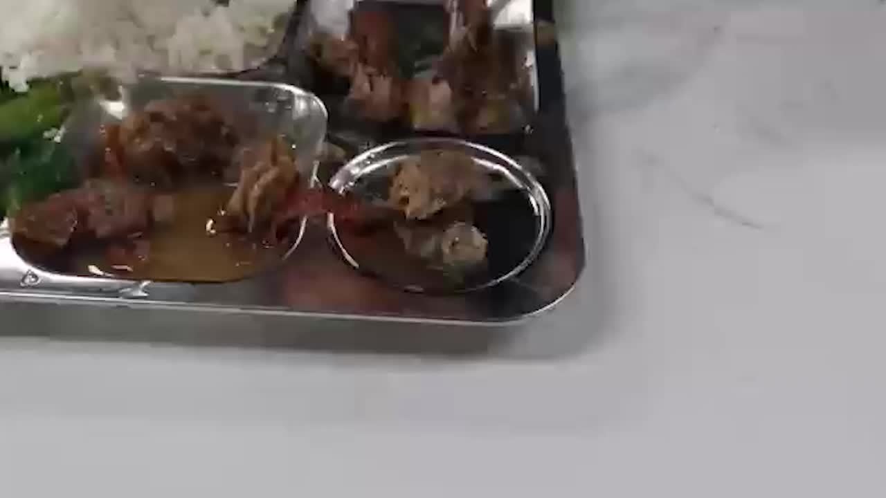 职校回应食堂吃出胶制异物：系鸭子眼球膜