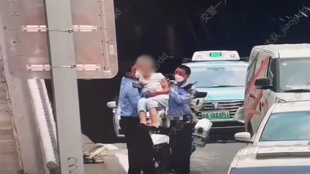 阿尔莫兹海默症老太误入隧道，上海民辅警合力公主抱助其脱险