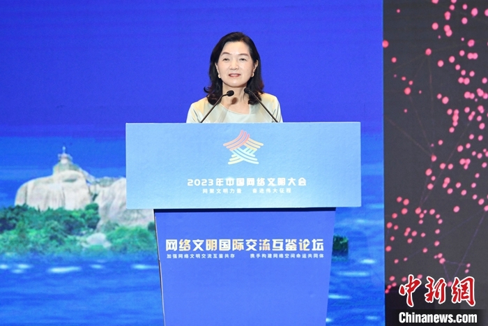 7月18日，2023年中国网络文明大会网络文明国际交流互鉴论坛在厦门举办。图为国家级非遗项目(苏绣)代表性传承人、中国工艺美术大师姚建萍作主题演讲。中新社记者 王东明 摄