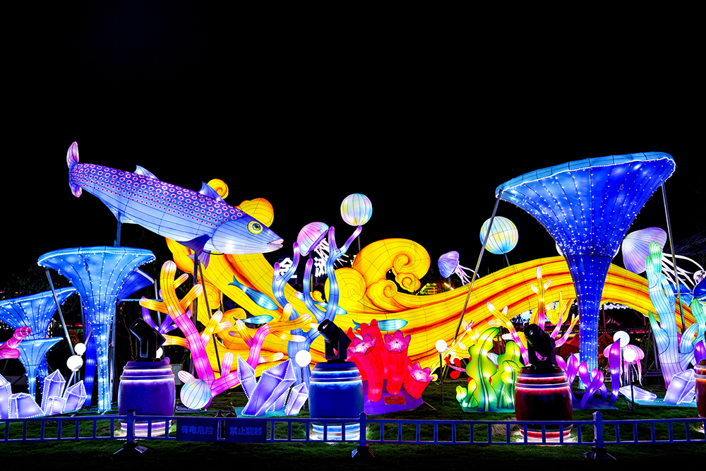 走进青岛西海岸新区金沙滩啤酒城,沉浸式体验炫彩光影世界