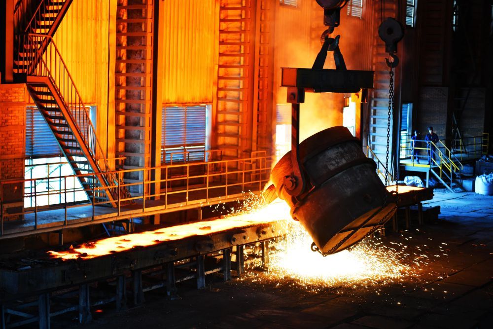 嘉峪关宏电铁合金有限责任公司硅铁产线出铁浇铸（受访者供图）