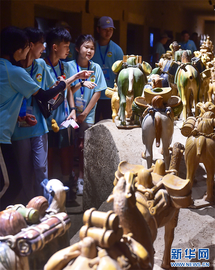 7月16日，河南洛陽市孟津區(qū)朝陽鎮(zhèn)南石山村唐三彩文化園，小學(xué)生們在欣賞仿古唐三彩作品。