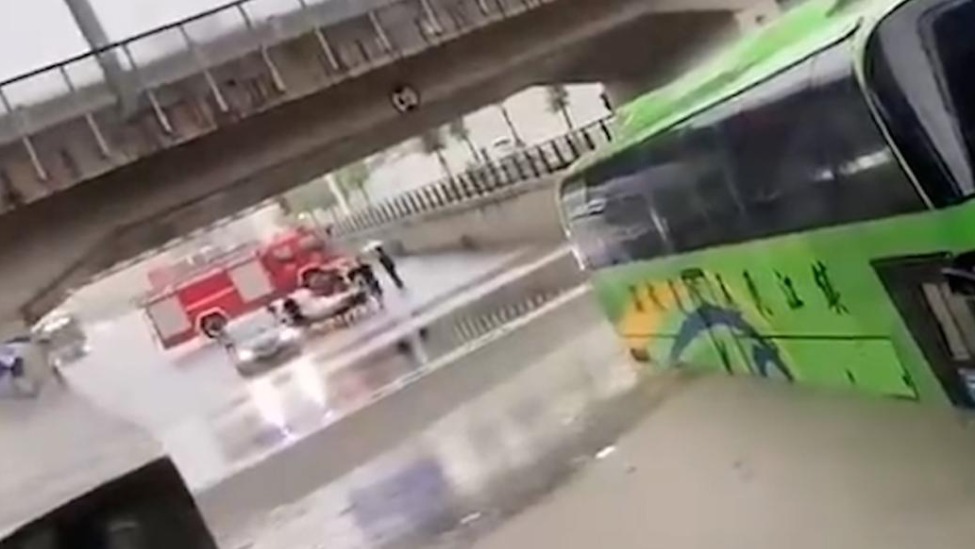 暴雨涵洞积水，女子不听劝强行骑车通过不幸溺亡