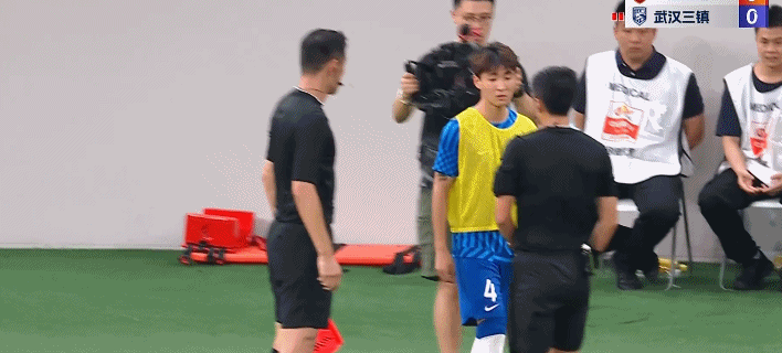 马宁将韦世豪直接红牌罚下。