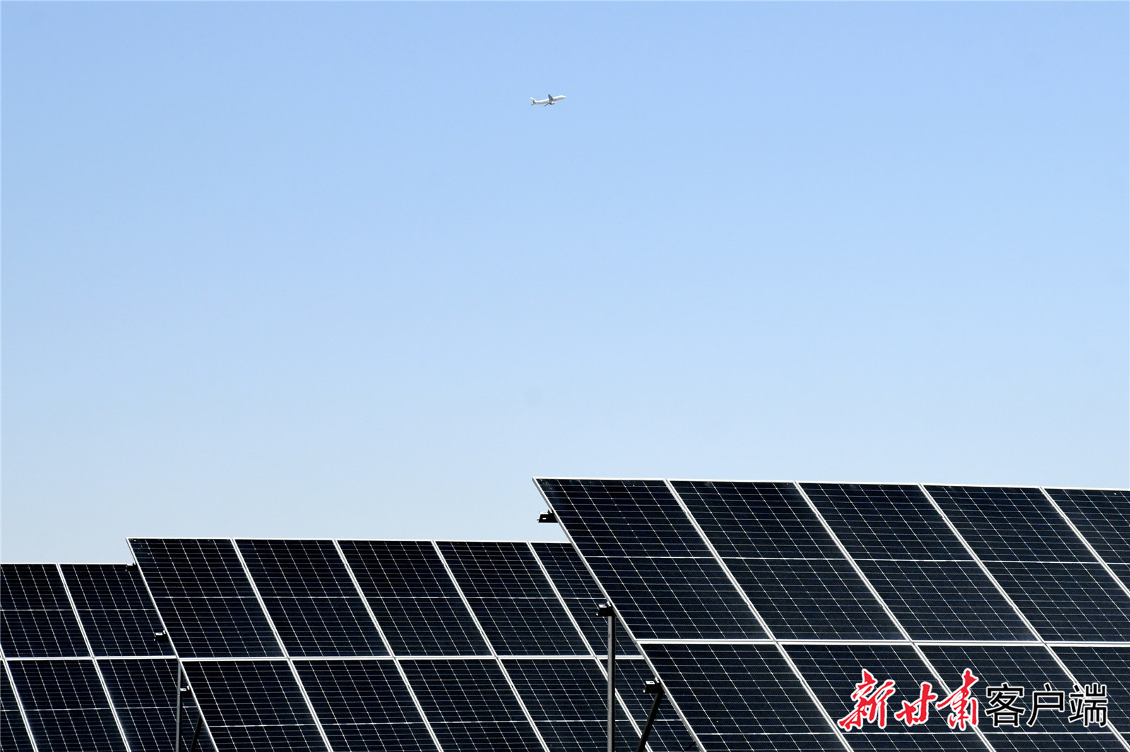 一架飞机飞经项目光伏电池板上空