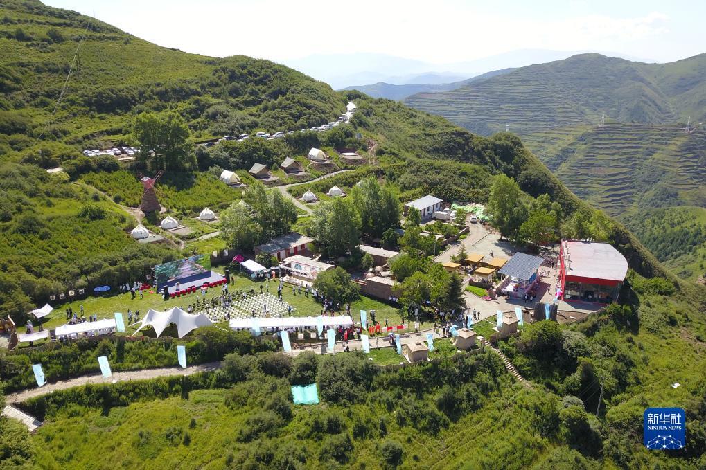 这是7月15日在兰州市七里河区西果园镇湖滩村拍摄的一处野奢营地（无人机照片）