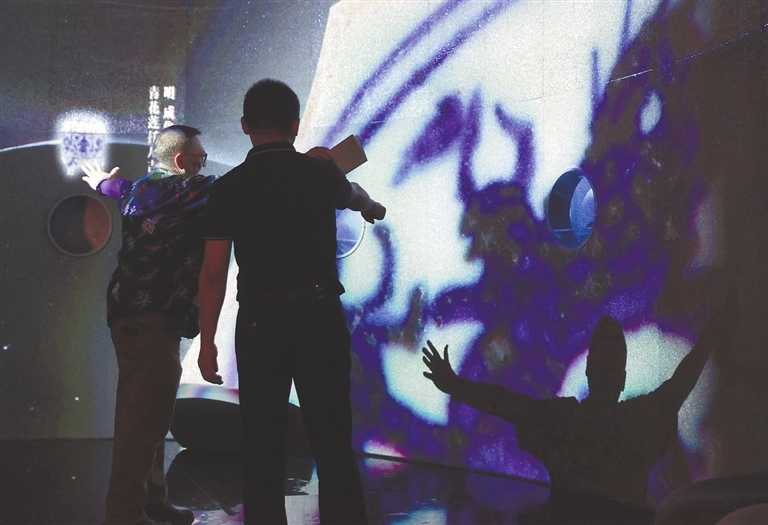 7月12日,基于景德镇古陶瓷基因库数据开发的“御窑天下·青花秘境”特展,以创新的展陈形式和互动装置,让喜爱陶瓷文化的游客惊叹连连。