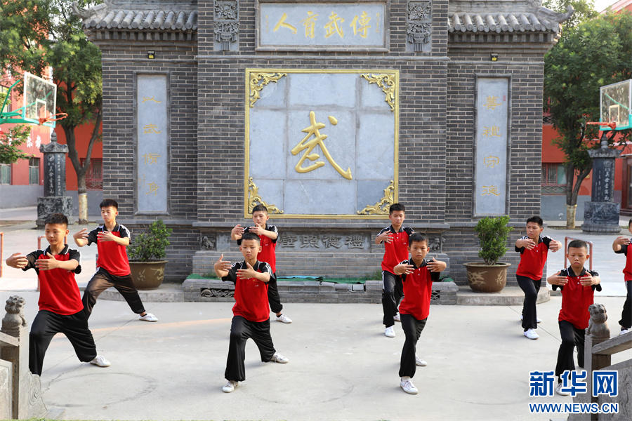 7月18日，在河南省焦作市温县一家武校，青少年学员在练习太极拳。