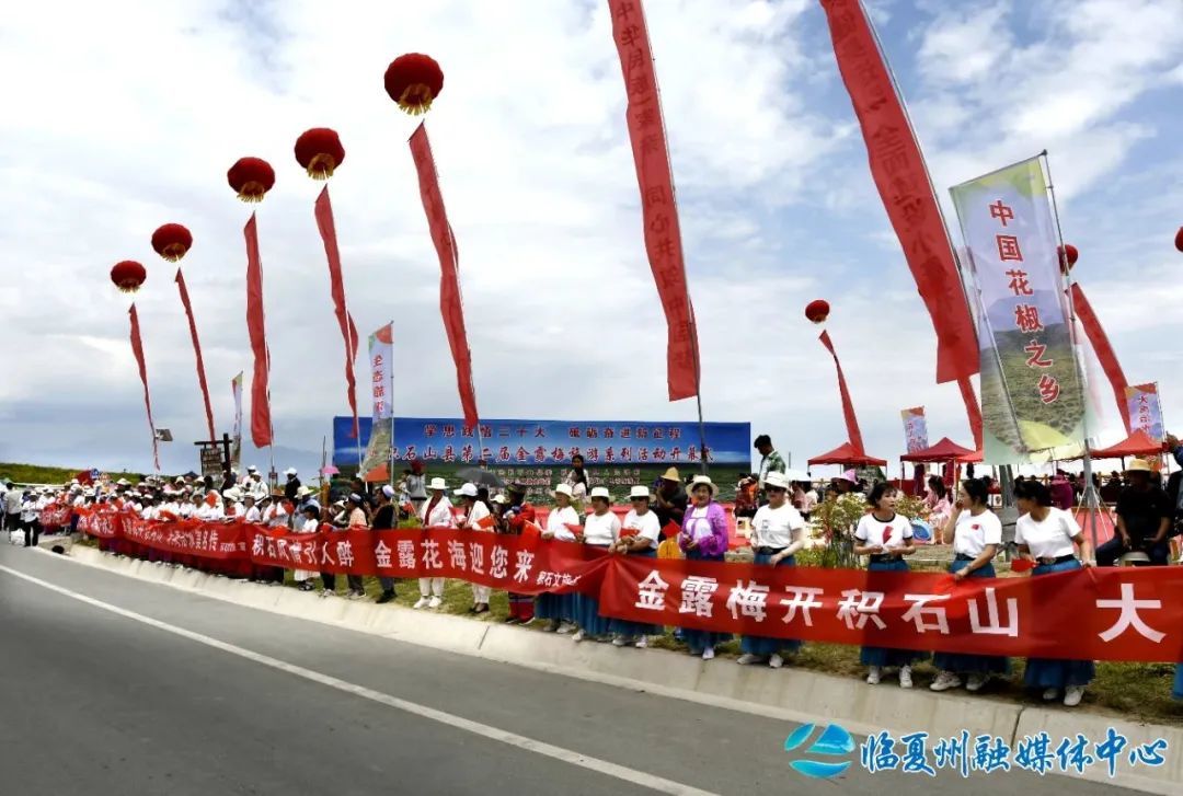 △ 积石山县群众在黄草坪夹道欢迎车队