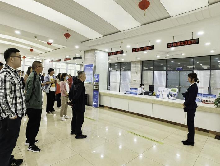 宽城区营商环境监督员参观宽城区政务服务中心了解政策直达窗口业务。