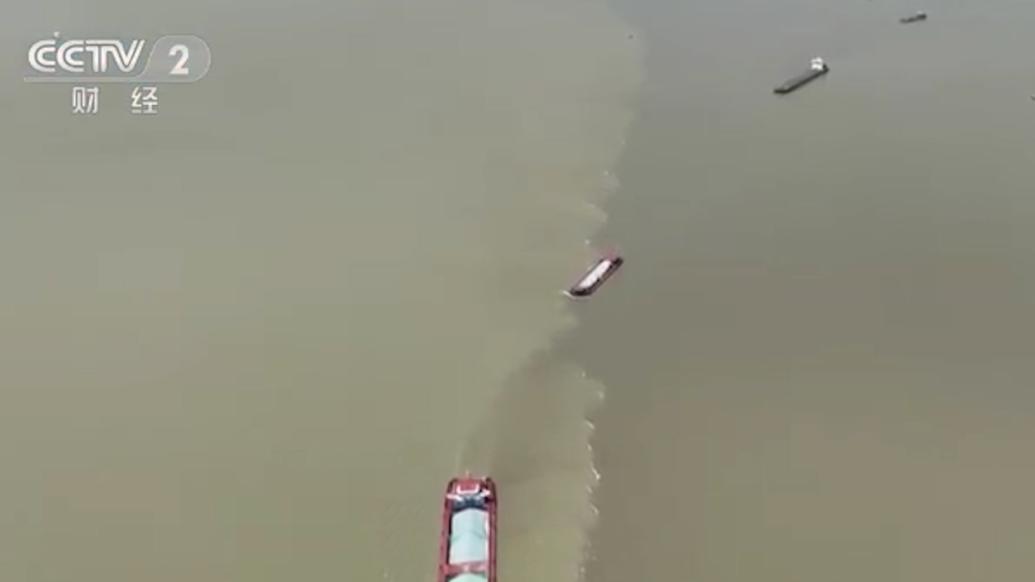 鄱阳湖江湖两色倒置景观提前出现