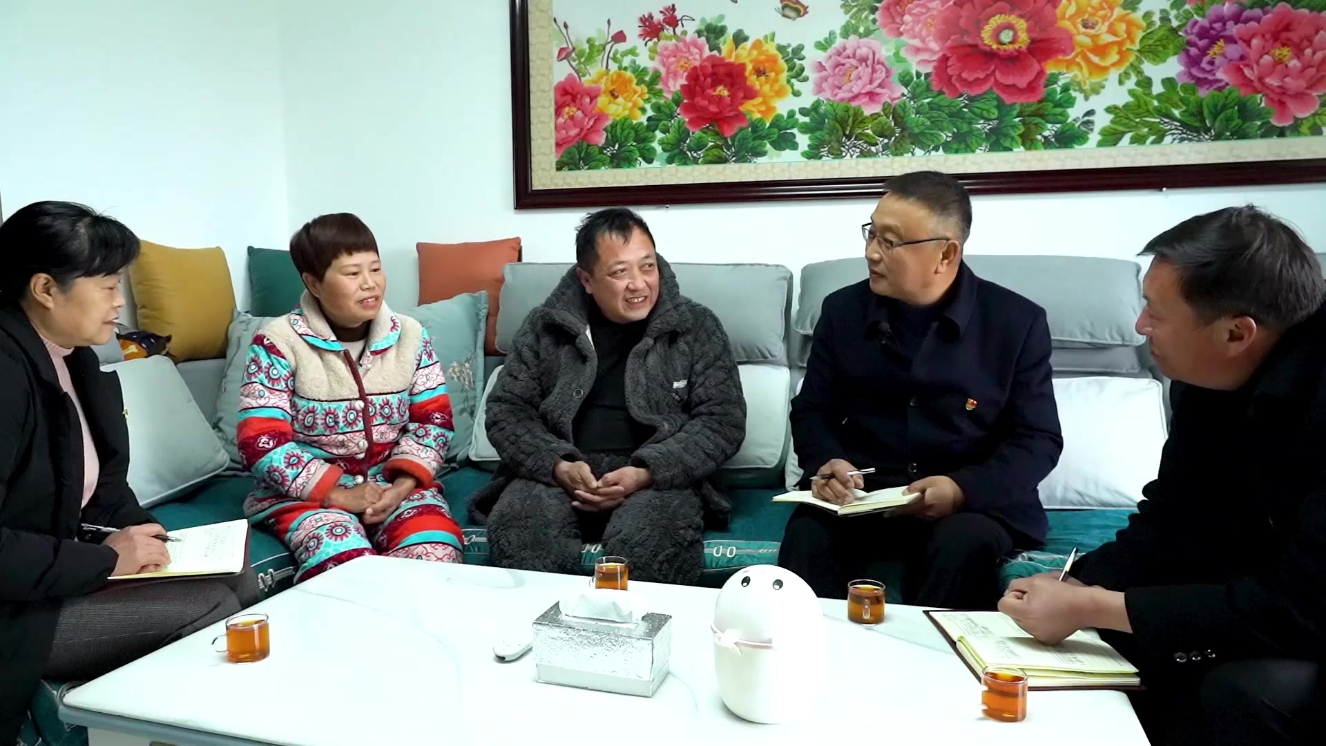 手持《为民日志》 为群众办实事---大冶镇冶南社区党支部书记景艳阳的一天