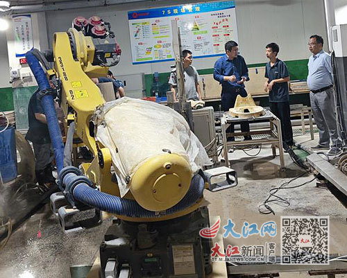 梁健教授与企业工作人员交流