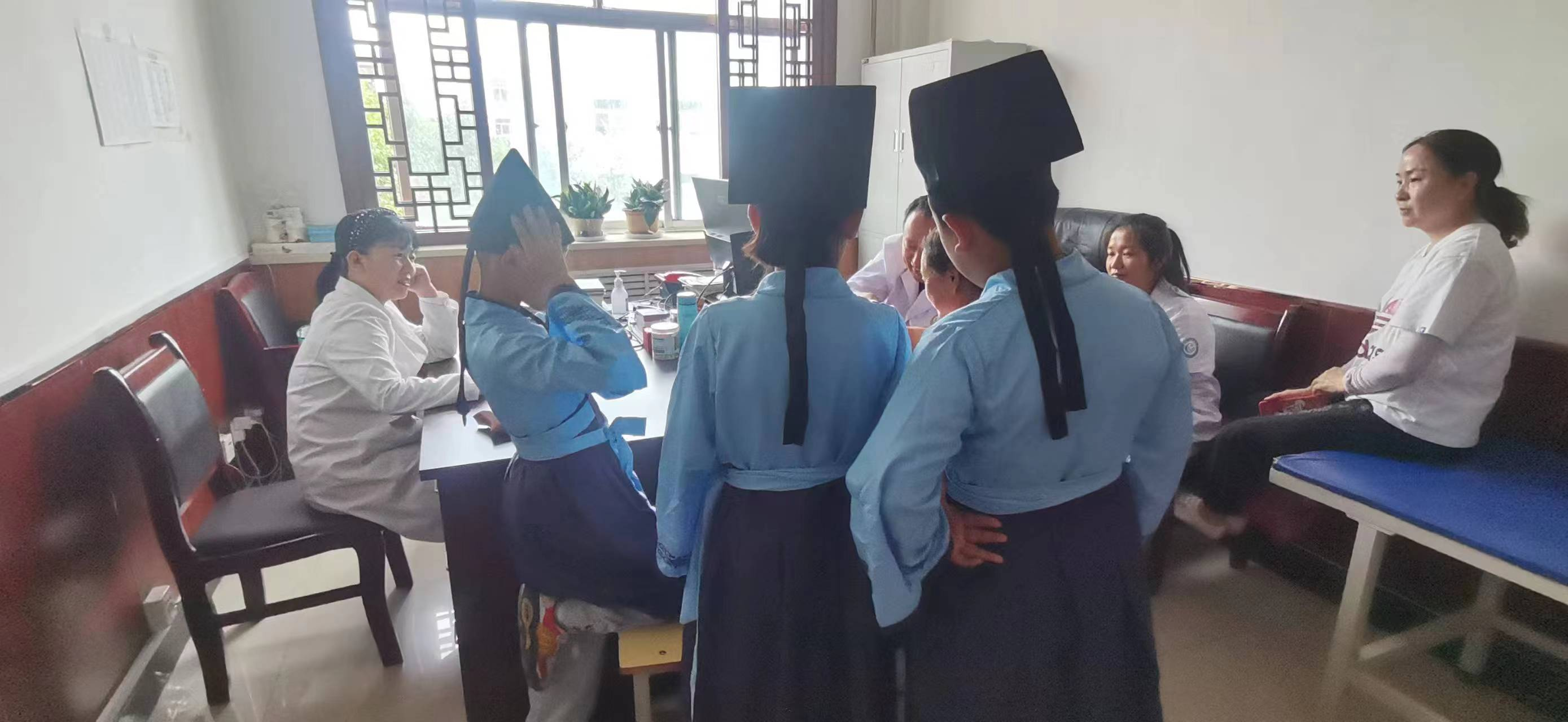 望闻问切都安排 华亭萌娃化身小郎中“上岗”啦