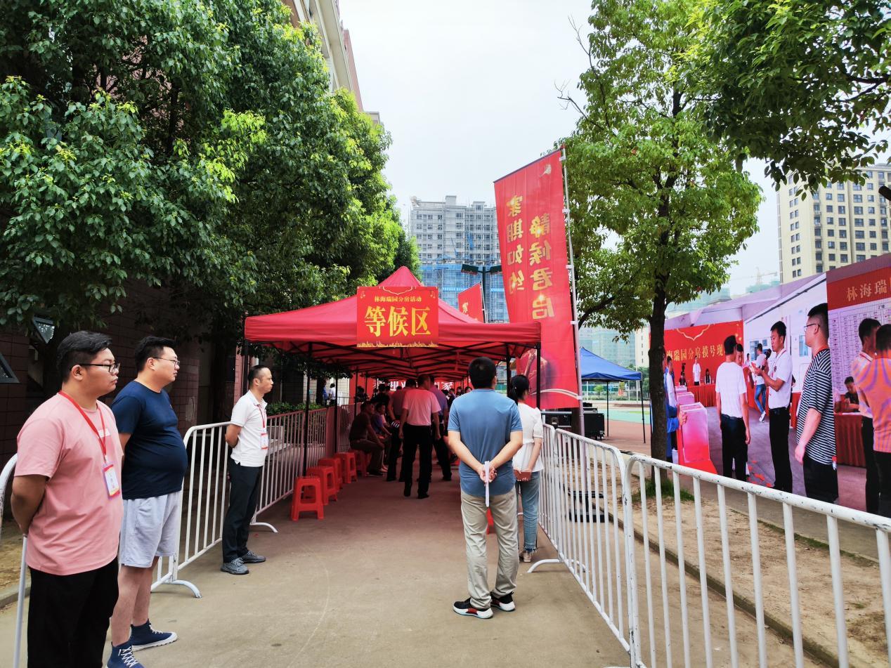 （核验完成，分批次前往摸号现场 陈佳欣 供图）