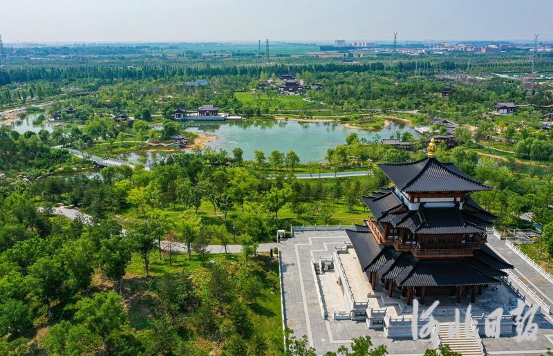 7月20日，无人机航拍雄安悦容公园美景。